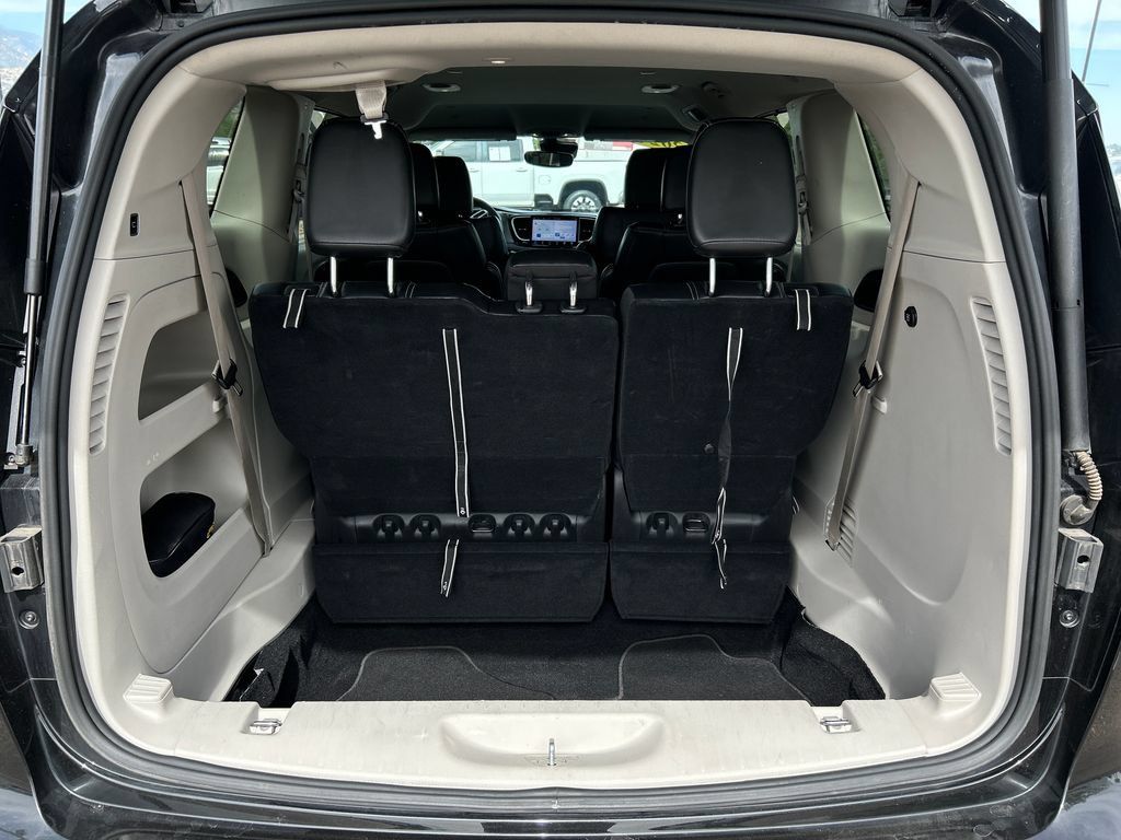 Used 2024 Chrysler Pacifica Touring-L FWD image 5