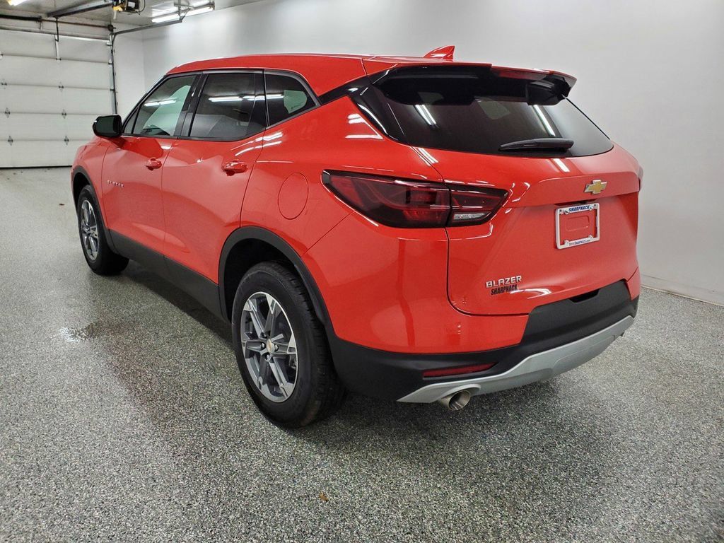 Used 2025 Chevrolet Blazer LT FWD image 7