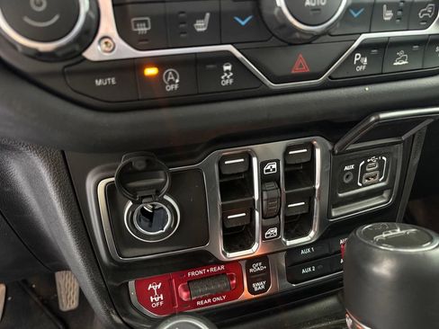 Used 2025 Jeep Gladiator Rubicon AWD/4WD image 12