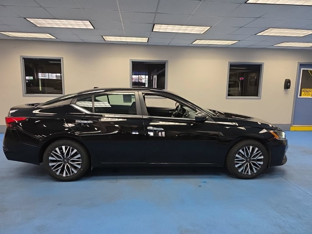 Used 2024 Nissan Altima 2.5 SV FWD image 2