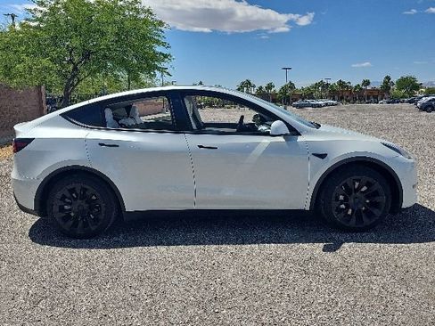 Used 2021 Tesla Model Y 2WD image 4