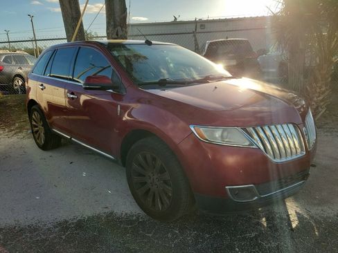 Used 2013 Lincoln MKX FWD image 2