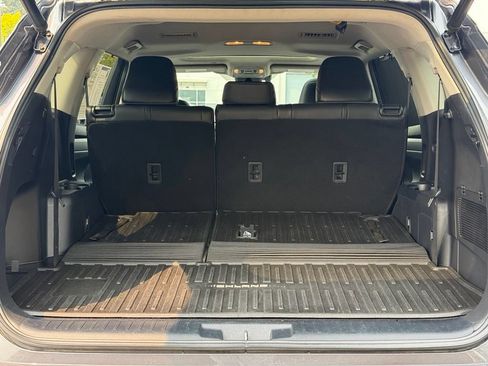 Used 2020 Toyota Highlander XLE AWD/4WD image 11