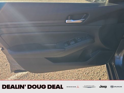 Used 2024 Nissan Altima 2.5 SV image 10