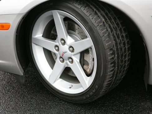 Used 2007 Chevrolet Corvette Coupe w/ Performance Package RWD image 4