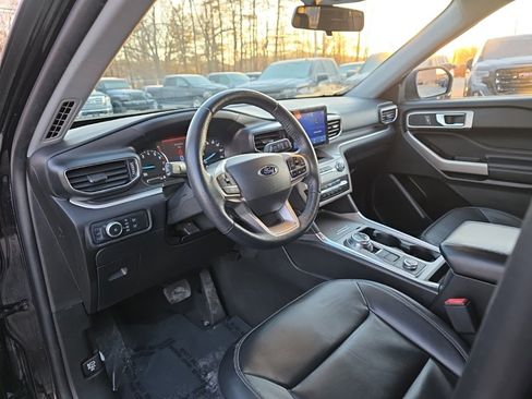 Used 2022 Ford Explorer XLT w/ Equipment Group 202A image 12