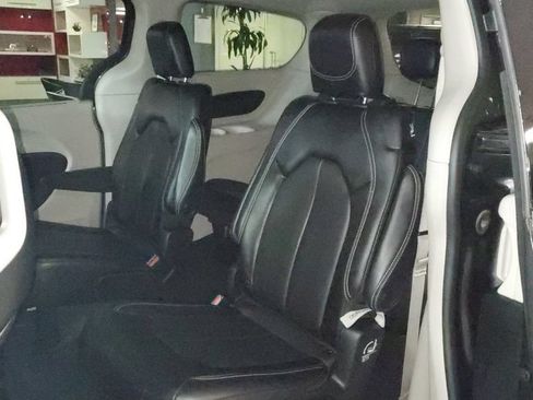 Used 2023 Chrysler Pacifica Touring-L FWD image 14
