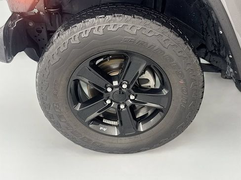 Used 2022 Jeep Wrangler Unlimited Sahara AWD/4WD image 27
