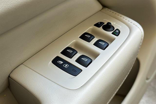 Certified 2024 Volvo XC60 T8 Plus AWD/4WD image 11