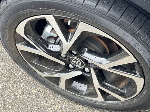 Used 2020 Toyota C-HR XLE FWD image 17