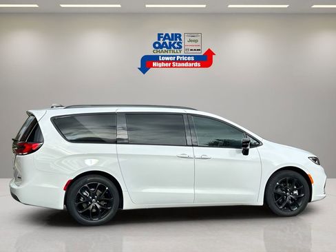 New 2026 Chrysler Pacifica Limited w/ Uconnect Theater Family Group image 8