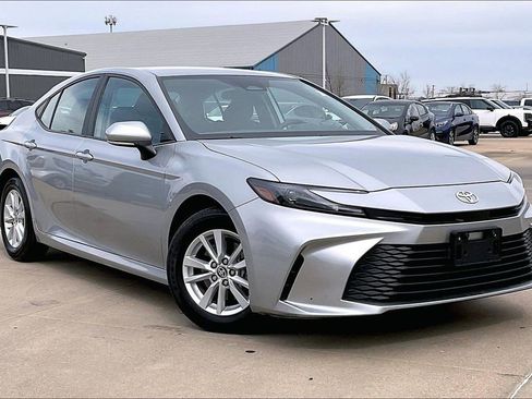 Used 2025 Toyota Camry LE image 2