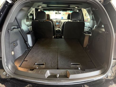 Used 2017 Ford Explorer XLT w/ Equipment Group 202A AWD/4WD image 28