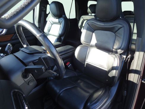 Used 2019 Lincoln Navigator Reserve image 30