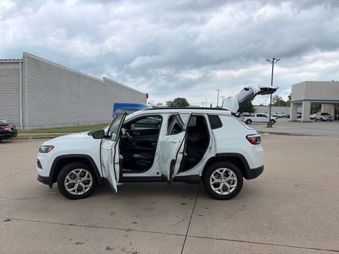 Used 2024 Jeep Compass Latitude AWD/4WD image 35