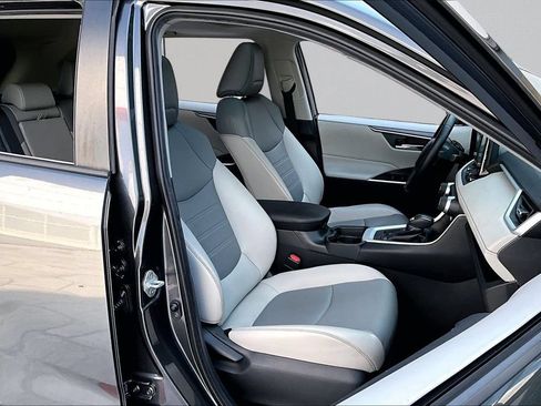 Certified 2020 Toyota RAV4 XLE Premium FWD image 32