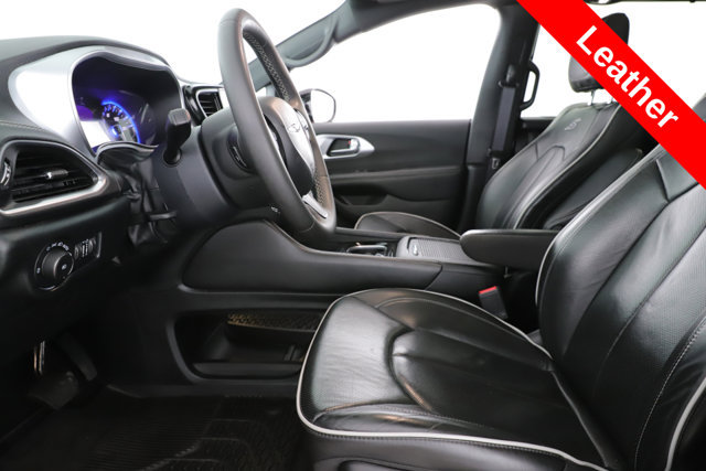 Used 2025 Chrysler Pacifica Limited FWD image 16