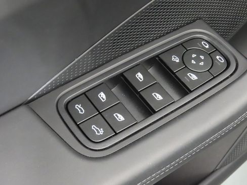 Certified 2025 Porsche Macan 4S Electric AWD/4WD image 39