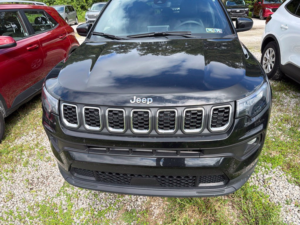 Used 2025 Jeep Compass Latitude AWD/4WD image 2