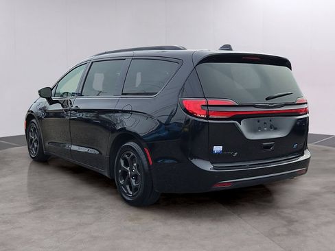 Used 2024 Chrysler Pacifica Premium FWD image 6