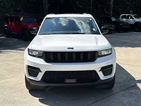 Used 2023 Jeep Grand Cherokee Altitude AWD/4WD image 2