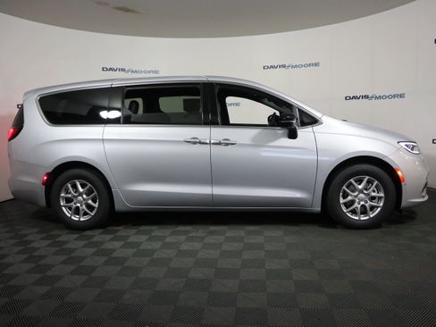 New 2026 Chrysler Pacifica Select image 4