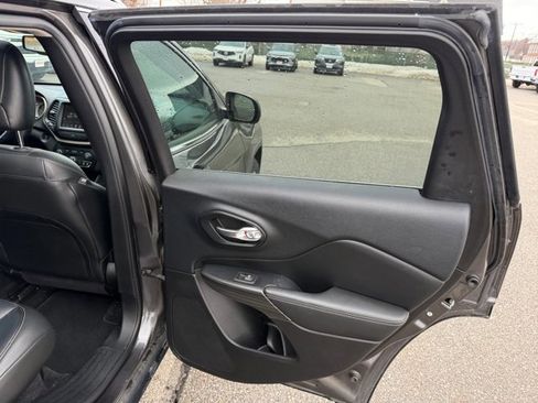 Used 2015 Jeep Cherokee Limited image 25
