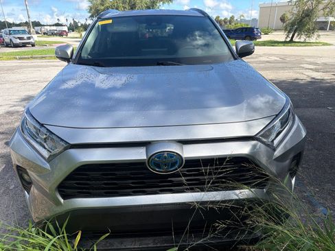 Used 2021 Toyota RAV4 XLE w/ Convenience Package AWD/4WD image 2