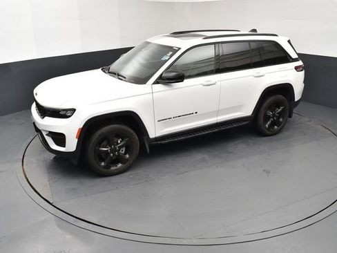 Used 2023 Jeep Grand Cherokee Altitude image 15