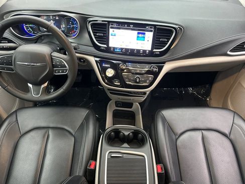 Used 2024 Chrysler Pacifica Select image 14