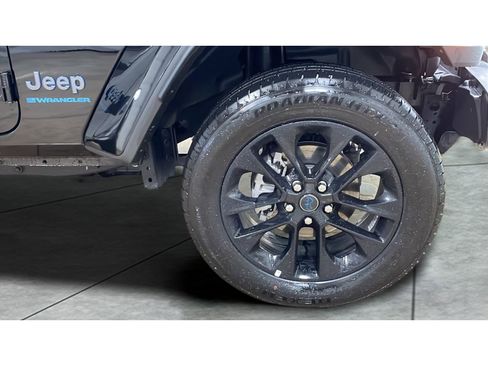 Used 2025 Jeep Wrangler Unlimited Sahara w/ Safety Group image 20