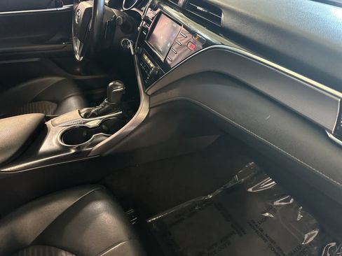 Used 2018 Toyota Camry SE w/ Moonroof Package FWD image 16