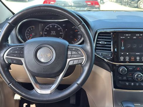 Used 2019 Jeep Grand Cherokee Laredo w/ 18" Wheel & 8.4" Radio Group AWD/4WD image 30