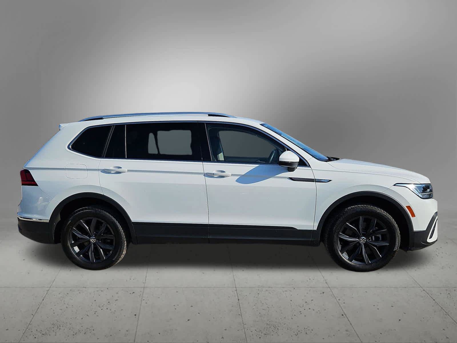 Used 2024 Volkswagen Tiguan SE AWD/4WD image 13