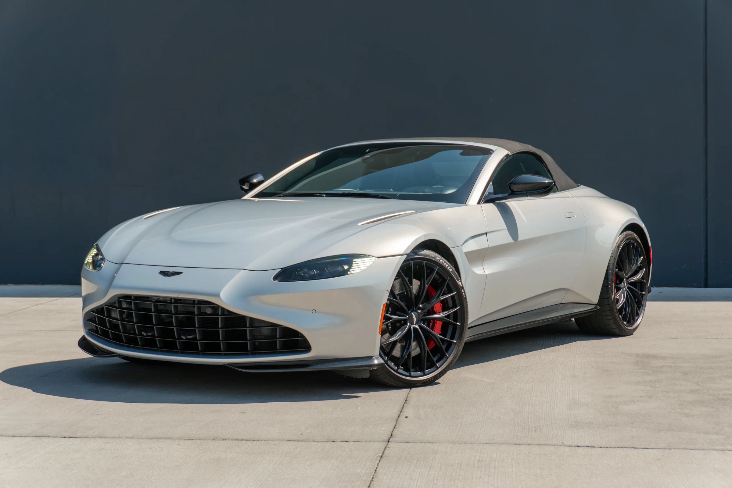 Used 2022 Aston Martin V8 Vantage Roadster RWD image 3