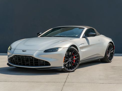 Used 2022 Aston Martin V8 Vantage Roadster RWD image 3