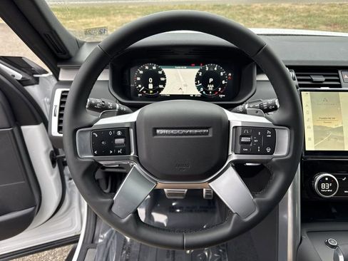 New 2025 Land Rover Discovery Dynamic SE image 16