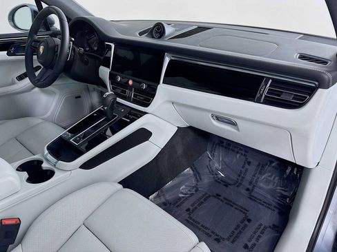 Certified 2026 Porsche Macan AWD/4WD image 30