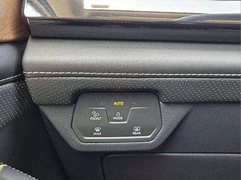 Used 2025 Volkswagen Atlas SE FWD image 21