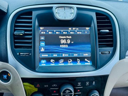 Used 2012 Chrysler 300 Limited image 34