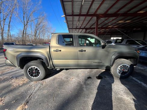 Used 2024 Toyota Tacoma TRD Off-Road image 29