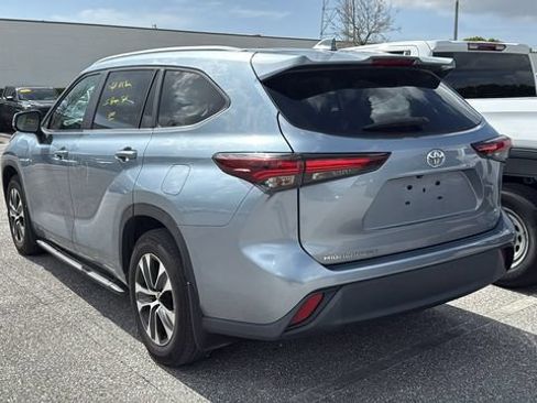 Used 2024 Toyota Highlander XLE FWD image 5