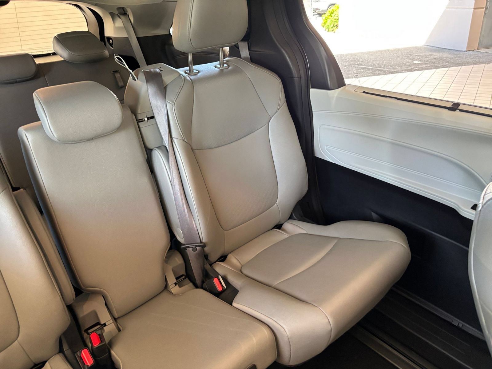 Used 2025 Toyota Sienna XLE FWD image 39