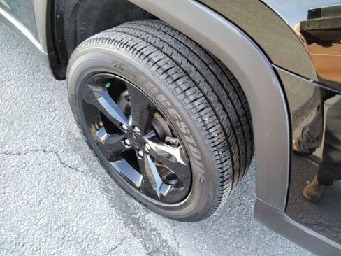 Used 2023 Jeep Grand Cherokee L Limited w/ Black Appearance Package image 18