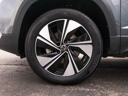 Used 2025 Volkswagen Taos SE image 11