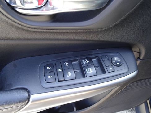 Used 2020 Jeep Cherokee Latitude Plus w/ Cold Weather Group AWD/4WD image 11