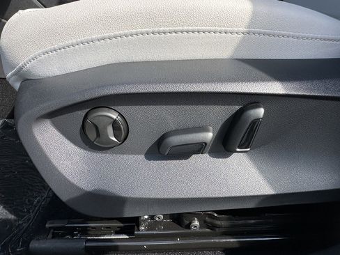 New 2025 Volkswagen Taos SE image 16