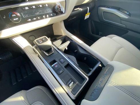 New 2025 Nissan Pathfinder SL image 17