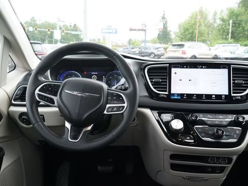Used 2022 Chrysler Pacifica Touring-L FWD image 10