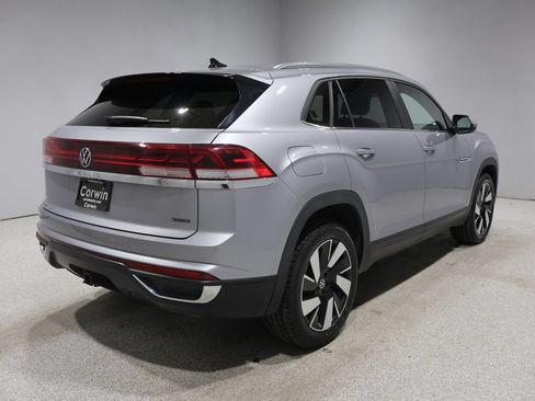 Used 2025 Volkswagen Atlas Cross Sport SE AWD/4WD image 2